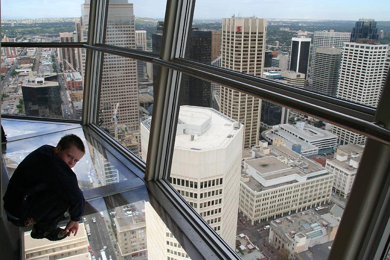 Leo auf dem Glasboden im Calgary Tower.jpg